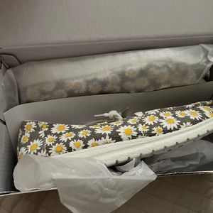 Brand New in the box! Gypsy Jazz Gray w/ Daisy Flowers